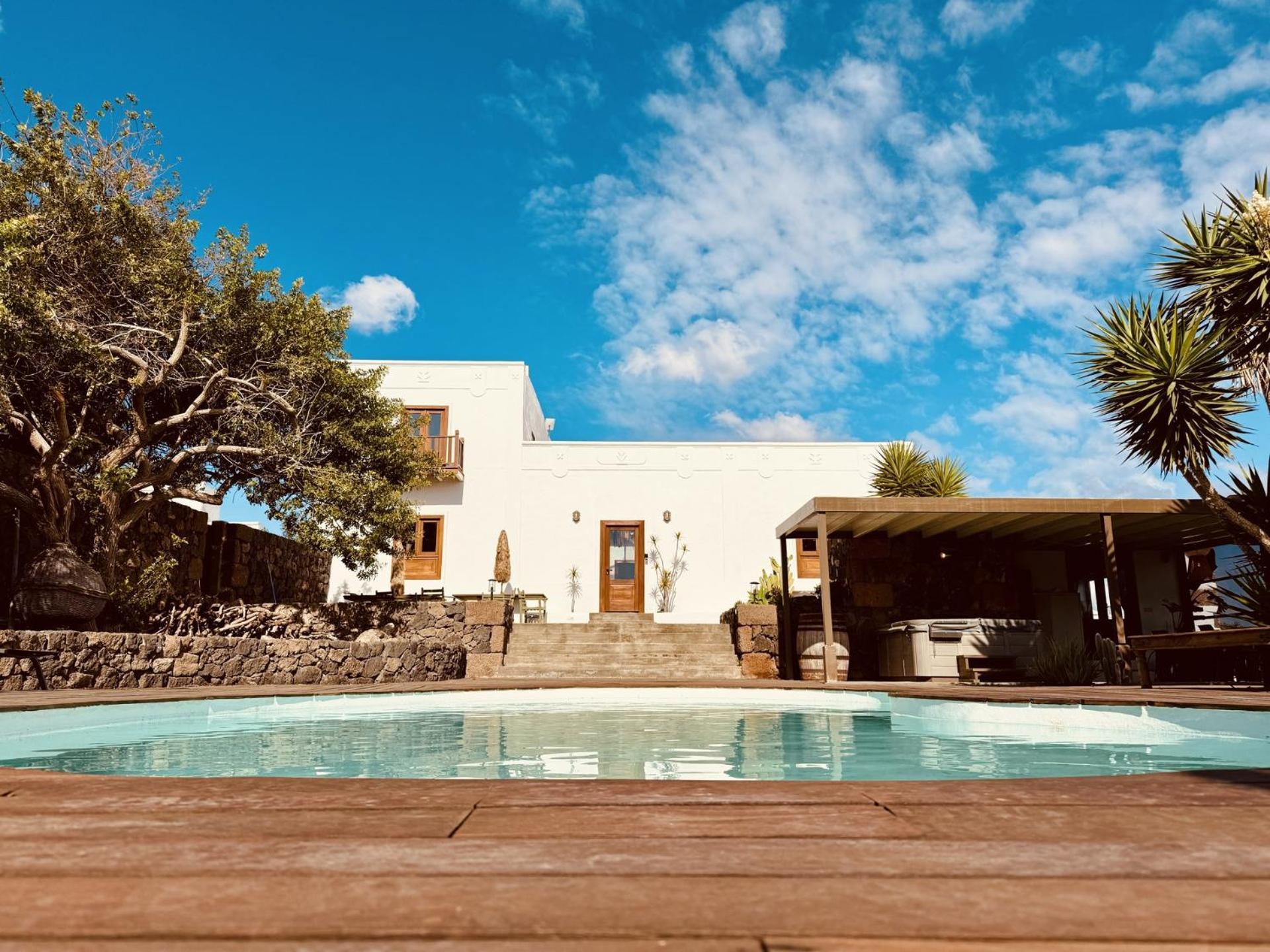Botanica - 5 Bedroom With Pool And Hot Tub Holiday home *